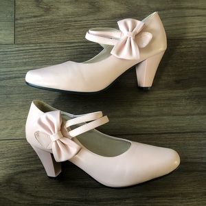 Light pink vintage-style shoes!